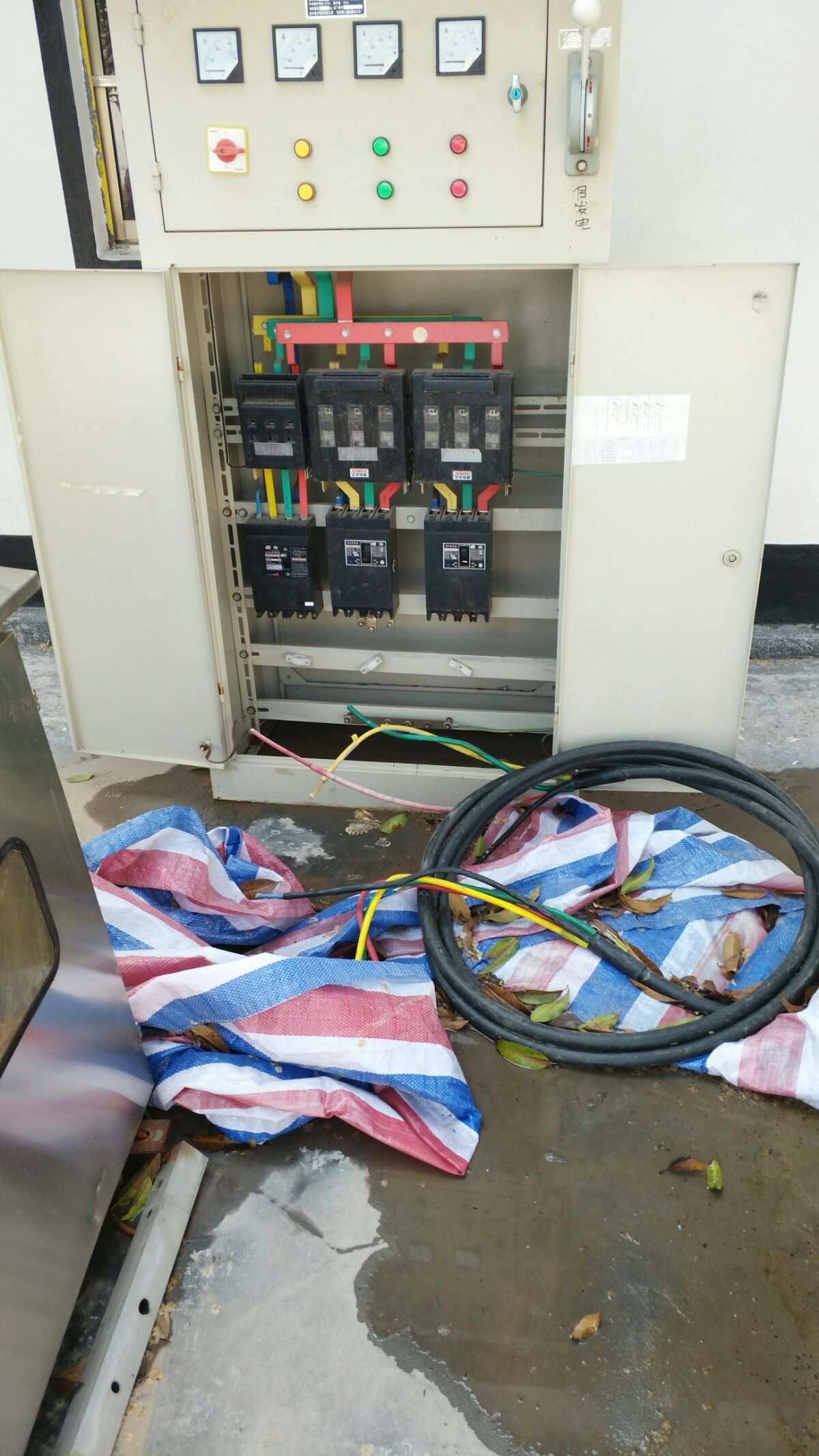 配電箱管理疏忽，雨天安全隱患不容忽視
